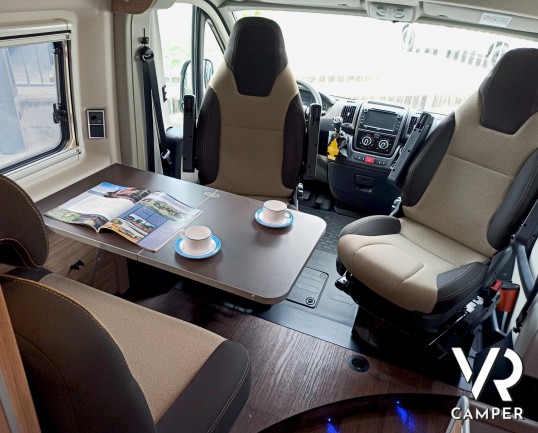 Hymercar Grand Canyon - Dinette con tavolino aperto