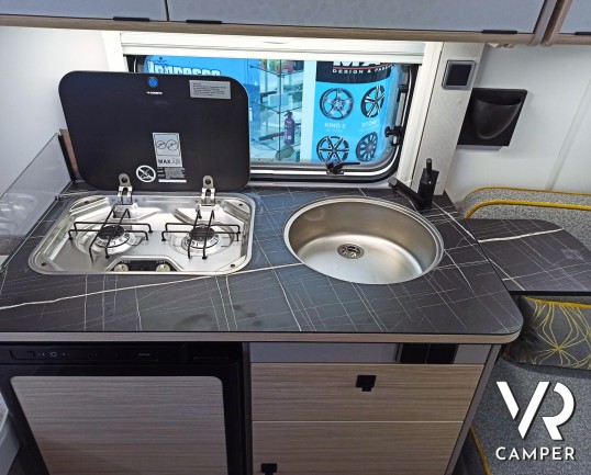 Piano cottura con fornello e lavandino