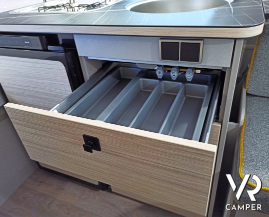 Cassetto della cucina con porta posate