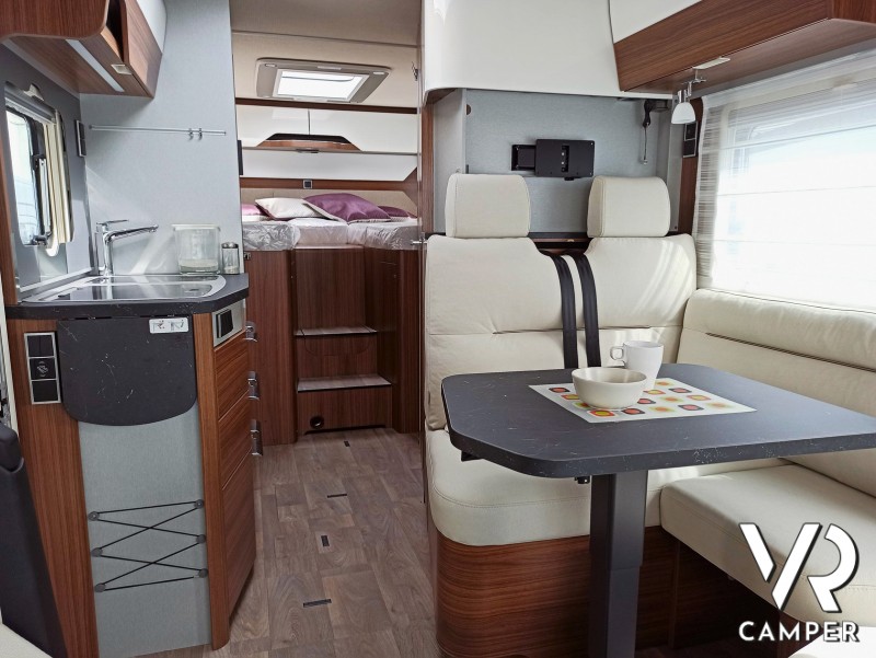 Hymer BMC-I 580, vista degli interni. Motorhome letti gemelli su Mercedes a noleggio da VR Camper