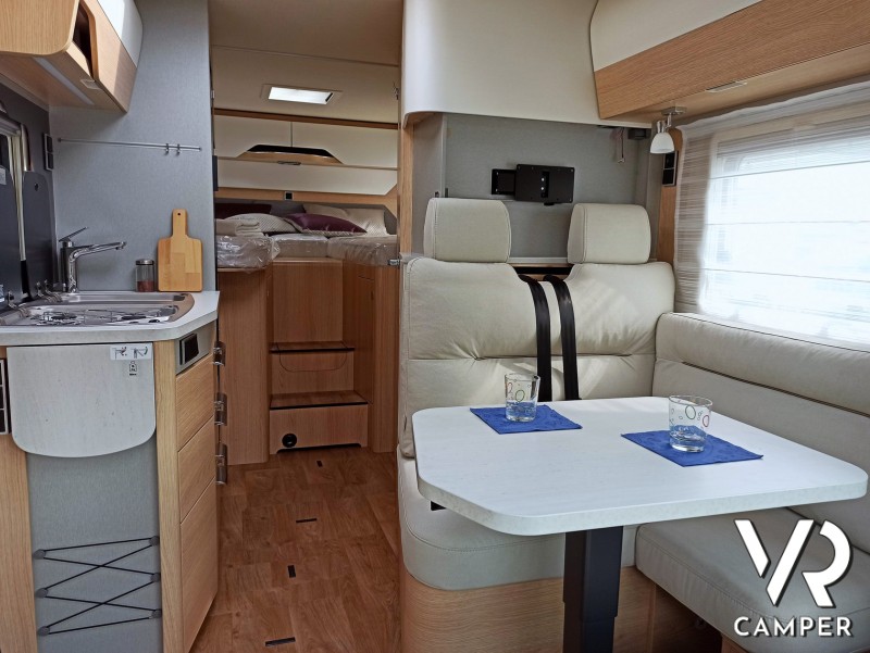 L'interno di un camper semintegrale: Hymer BMC-T 580.