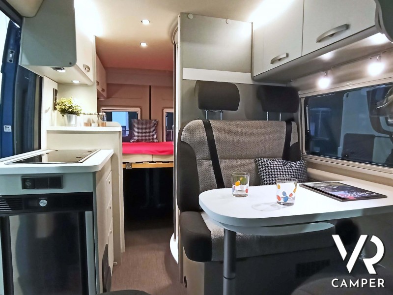 Interno di un camper furgonato: Hymer Van FREE 540 Blue Evolution.