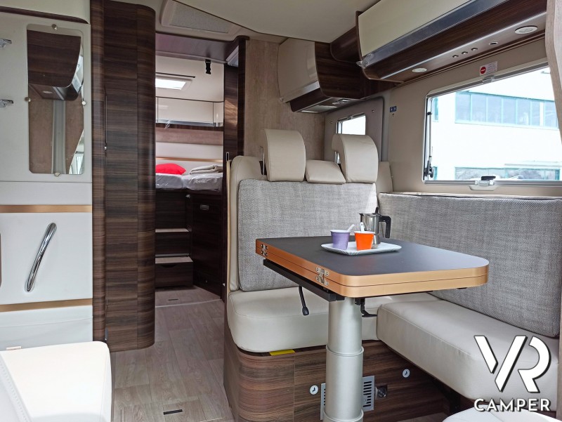 Laika Ecovip 4009: semintegrale con letti gemelli, bagno e doccia separata.