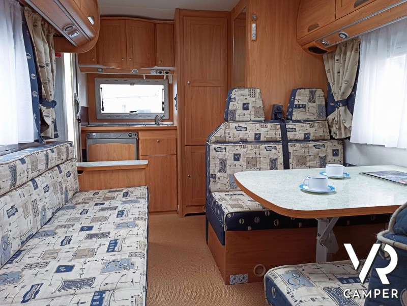 Burstner A 532, camper mansardato usato con 5 posti letto. Vista degli interni.