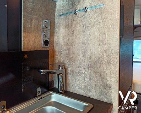 Laika Ecovip 600 - Furgonato con tetto sollevabile