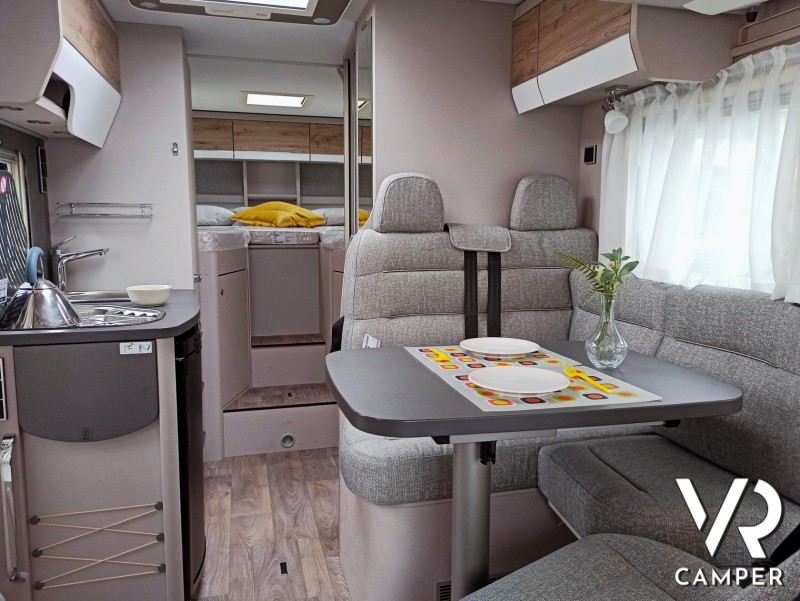 Hymer Exsis-I 474, camper motorhome a noleggio. Vista degli interni.
