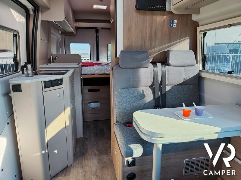 Carado CV 590 4x4, camper furgonato a noleggio. Vista degli interni.