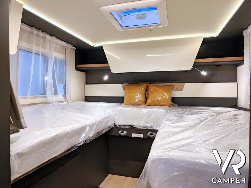 Laika Kosmo H 1309, camper motorhome a noleggio. Zona notte con letti gemelli.