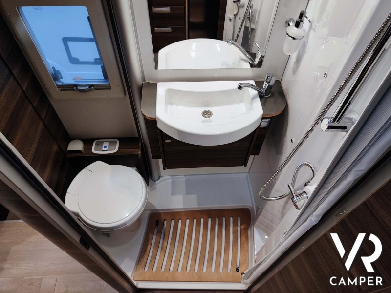 Laika Ecovip L 3019, camper semintegrale a noleggio. Bagno con doccia.