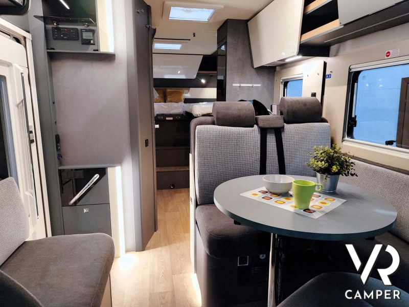 Laika Kosmo H 1309, camper motorhome a noleggio. Vista degli interni.