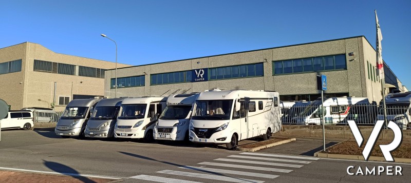 L'azienda VR Camper a Druento (Torino), con camper parcheggiati nel piazzale esterno.