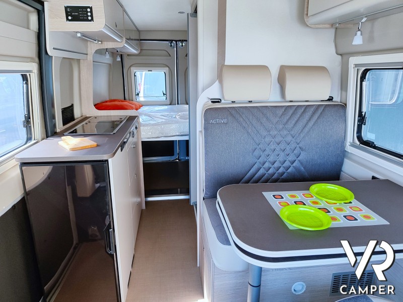 Interno del Burstner Campeo C 600 a noleggio da VR Camper a Torino