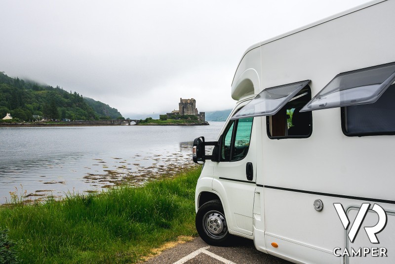 camper mansardato in riva al lago