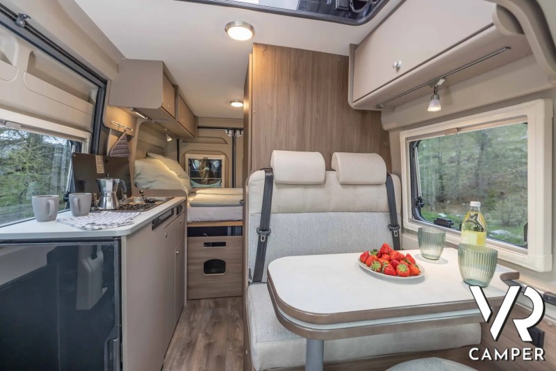 Interno di un camper furgonato Carado.