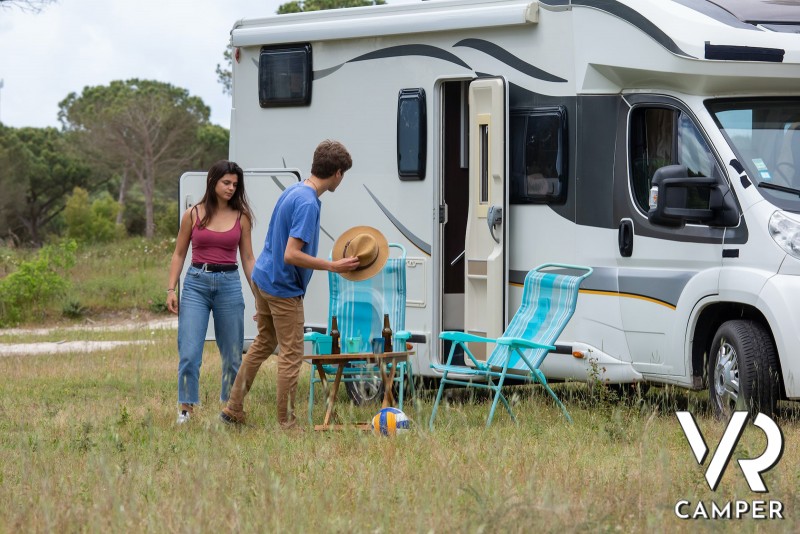 coppia con sedie relax davanti al camper