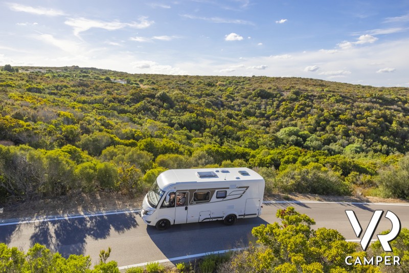 camper motorhome su strada in mezzo al verde