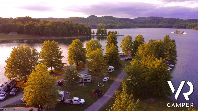 Area camper su penisola in riva al lago