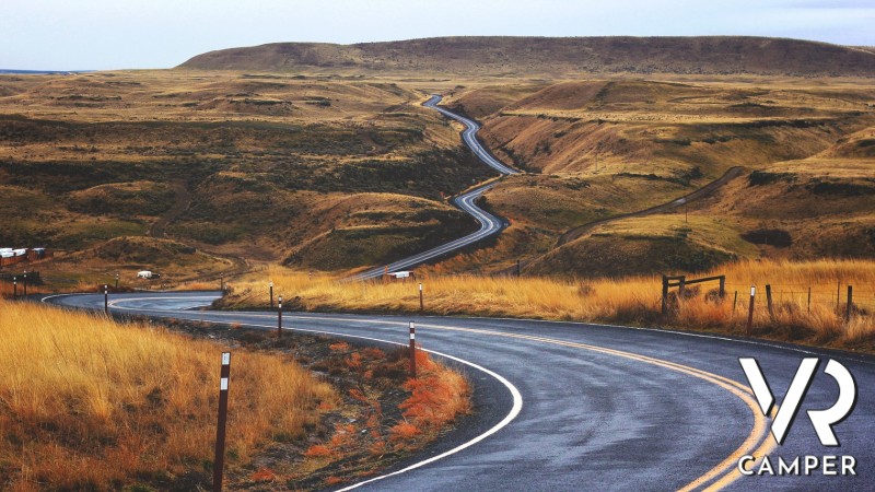 paesaggio strada tra le campagne