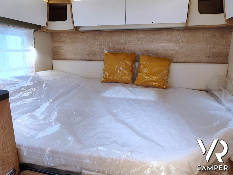 Laika Ecovip L 3010, camper semintegrale a noleggio. Zona notte con letto matrimoniale.