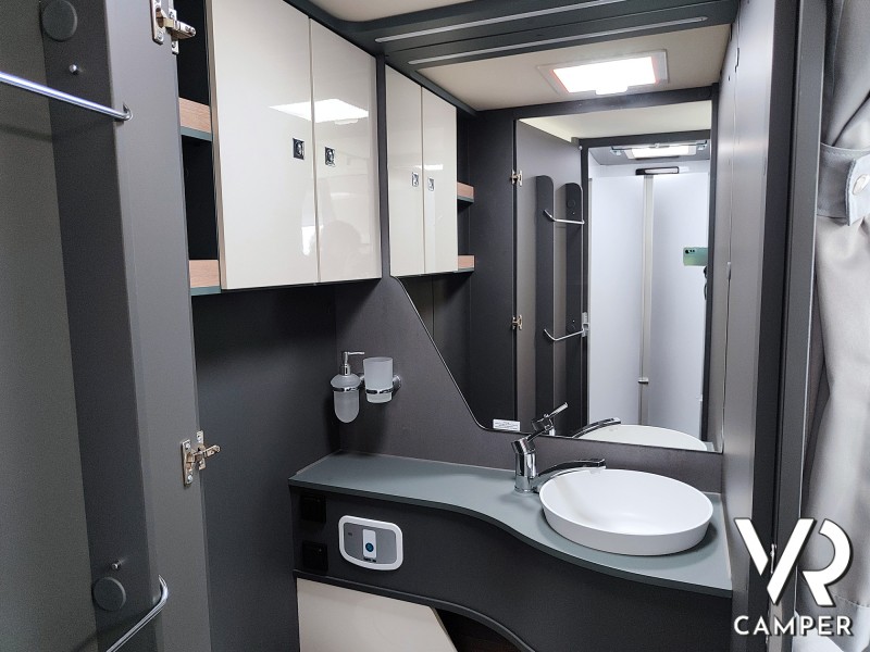 Laika Kosmo H 1409, camper motorhome a noleggio da VR Camper a Torino - Druento. Bagno con doccia separata.