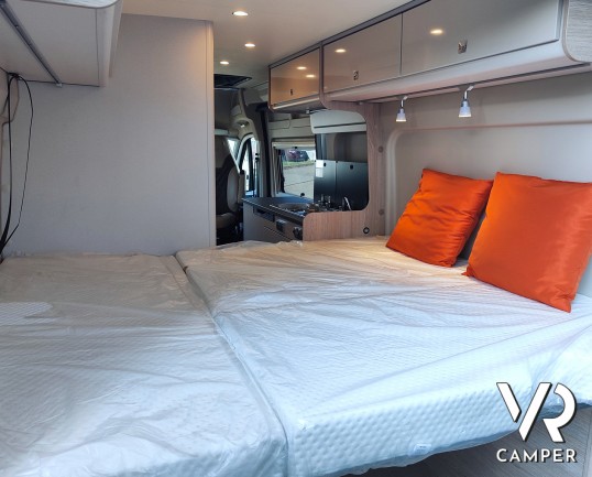 Burstner Campeo C 600 - Letto visto dal portellone posteriore