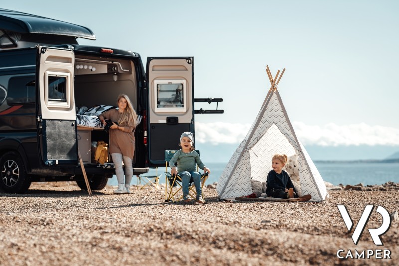 camper sulla spiaggia, bambini con tenda parasole