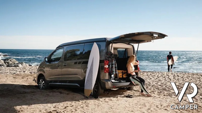 crosscamp , mini van in riva al mare con tavola da surf