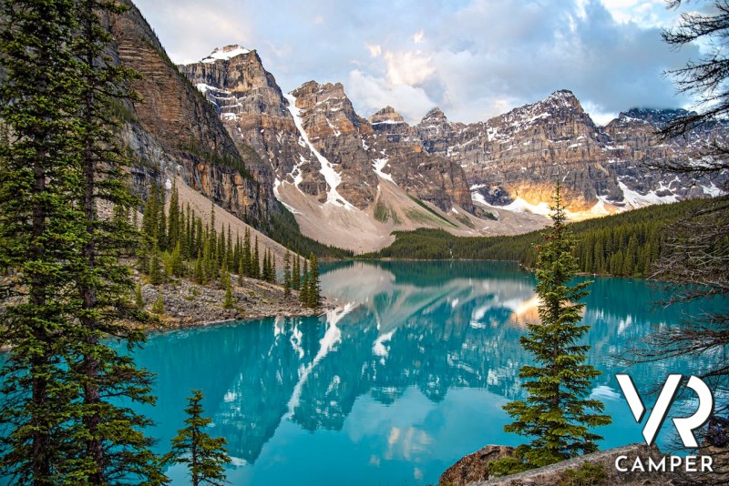 paesaggio con lago di montagna