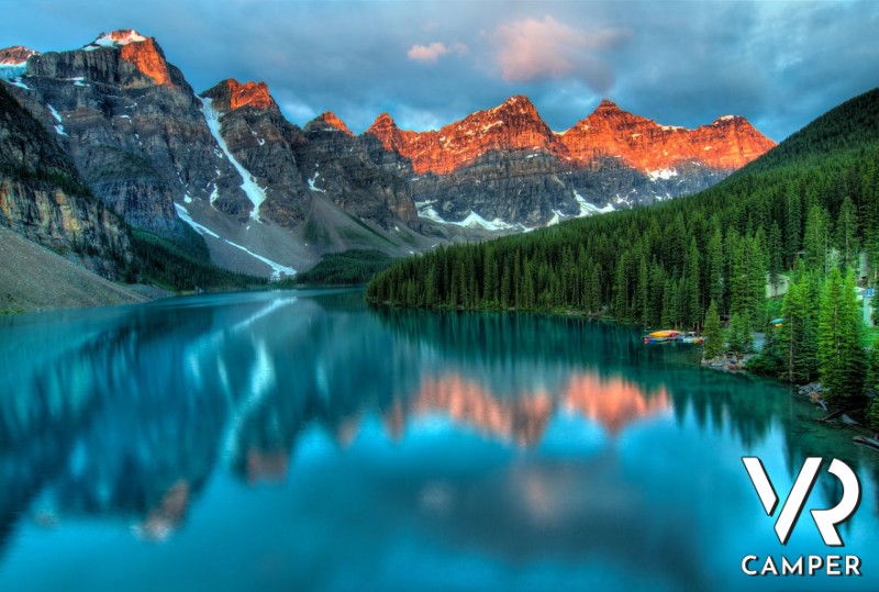 Paesaggio con lago di montagna al tramonto