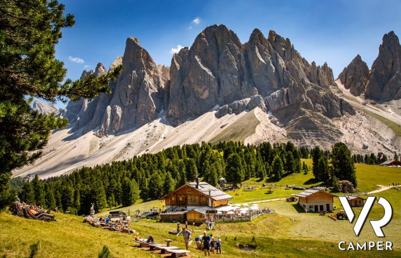 Paesaggio della Val di Funes con montagne e baite