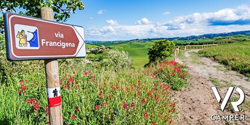 Via Francigena, strada tra i prati con segnale