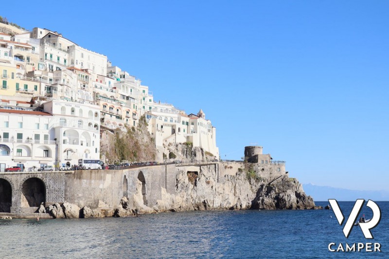Amalfi, borgo affacciato sulla Costiera Amalfitana (Campania)