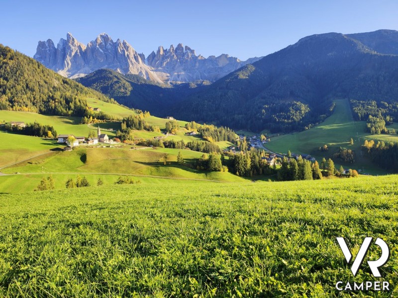 Paesaggio montano delle Dolomiti in primavera (Trentino-Alto Adige)