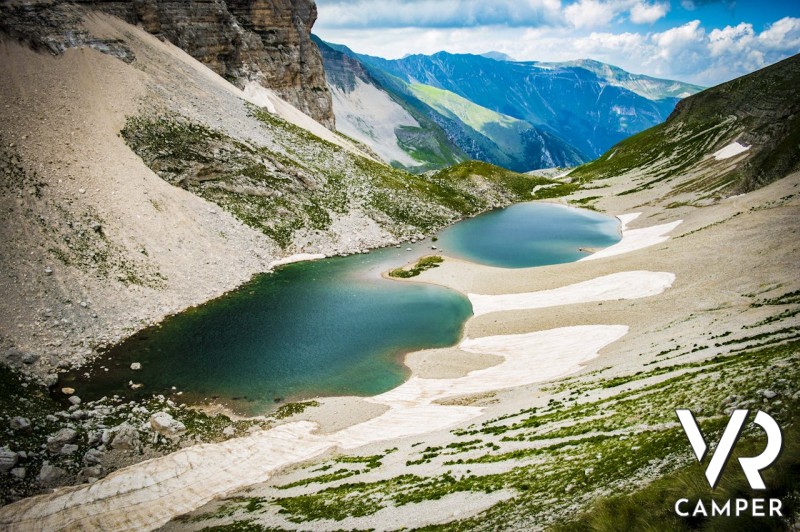 Montemonaco, veduta con laghetti tra i monti, Monti Sibillini (Marche)