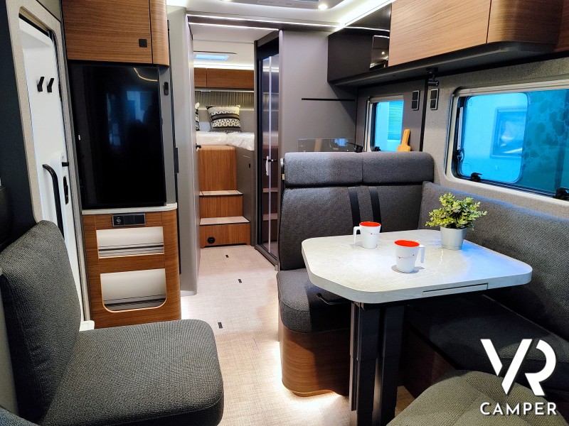 Interno del Hymer BMC-I 680 - Motorhome con cambio automatico su Mercedes-Benz