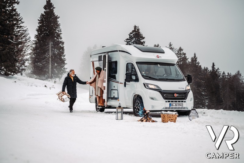 Burstner Lyseo TD, camper semintegrale in montagna sulla neve con coppia