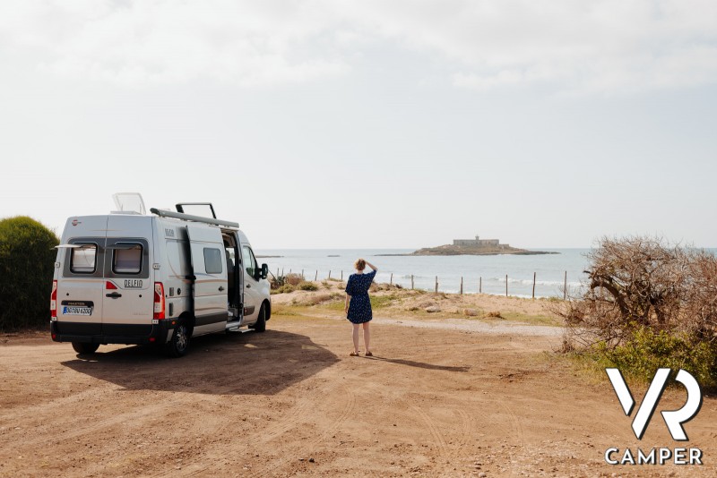 Burstner Campeo, camper furgonato in riva al mare con donna che guarda l'orizzonte