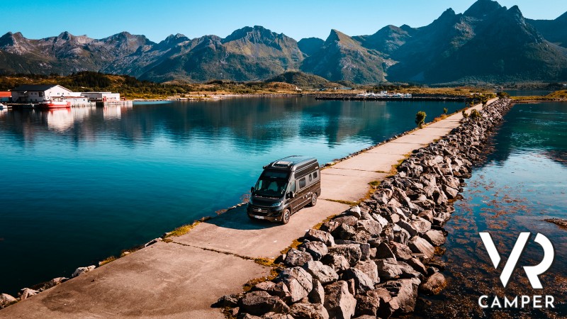Camper furgonato su stradina lungo il lago