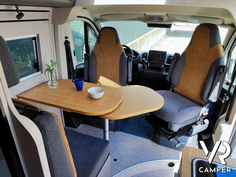 Interni del Hymer Redwood 601 Explorer - Furgonato con cambio automatico