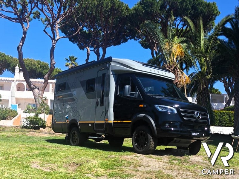 Camper semintegrale su prato