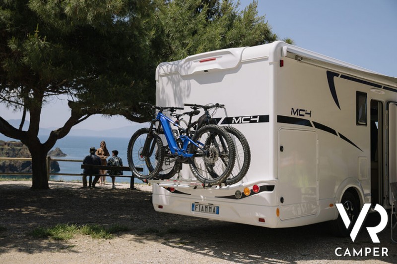Un camper con portabici Fiamma Carry Bike Pro C