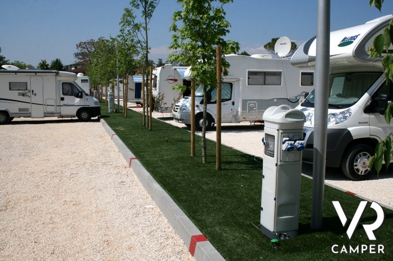 Area sosta camper attrezzata con colonnine elettriche