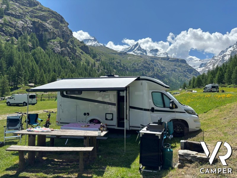 Area picnic dove &egrave; possibile utilizzare il camper in modalit&agrave; campeggio, con apertura della veranda e posizionamento di tavoli e sedie.