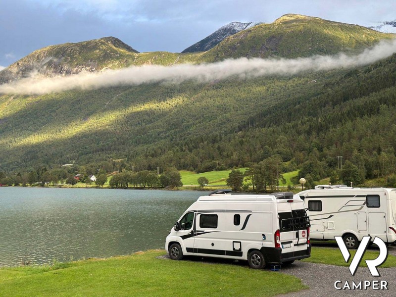 camper su prato vicino al lago - guida per scegliere il primo camper | VR Camper