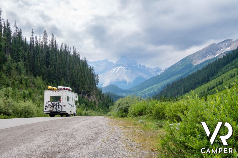 camper su strada tra le montagne