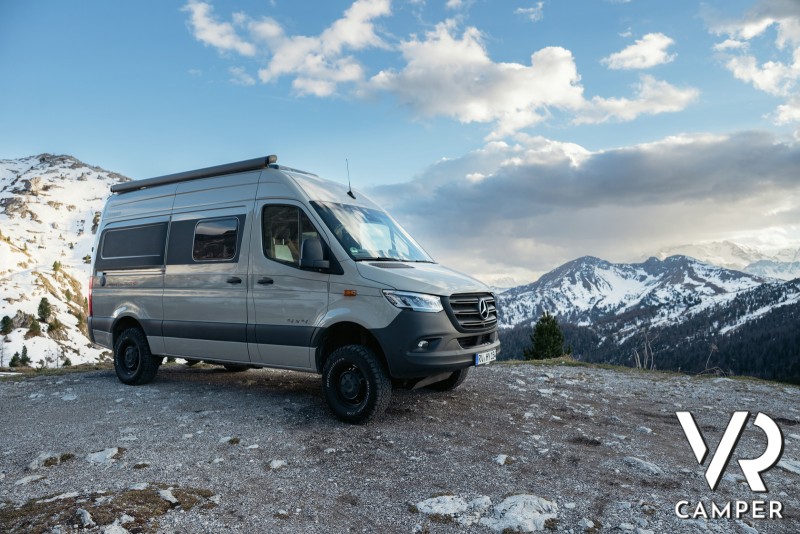 furgone camperizzato in paesaggio montano