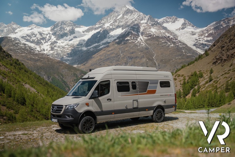 Camper furgonato tra le montagne