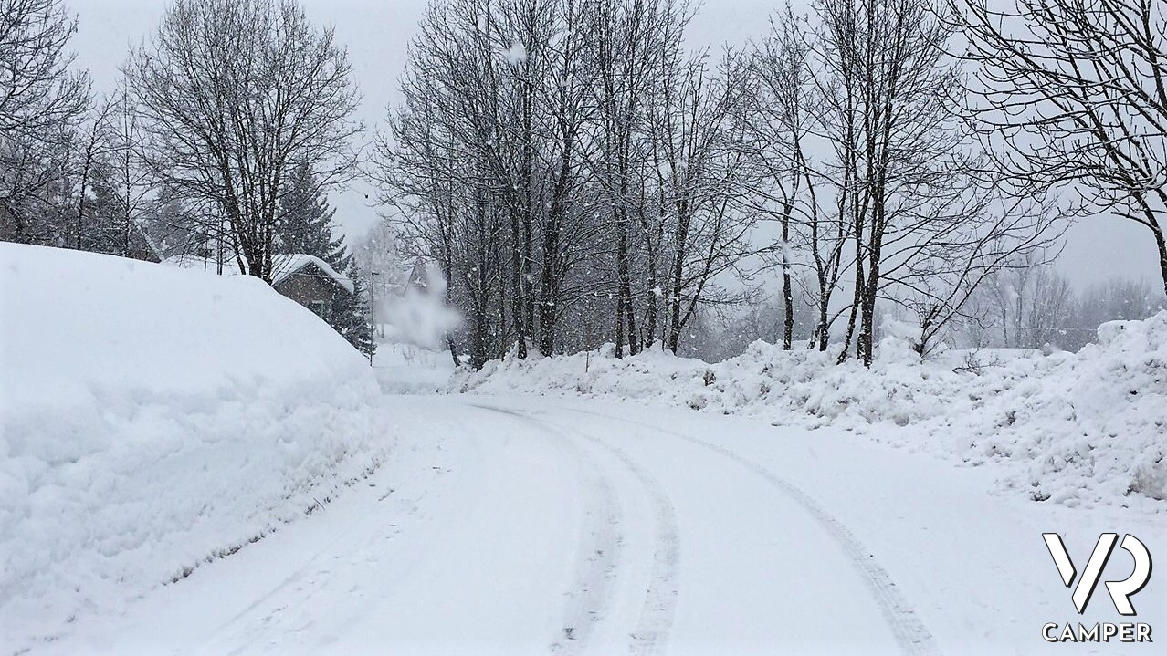 Strada innevata, camper a trazione anteriore sulla neve