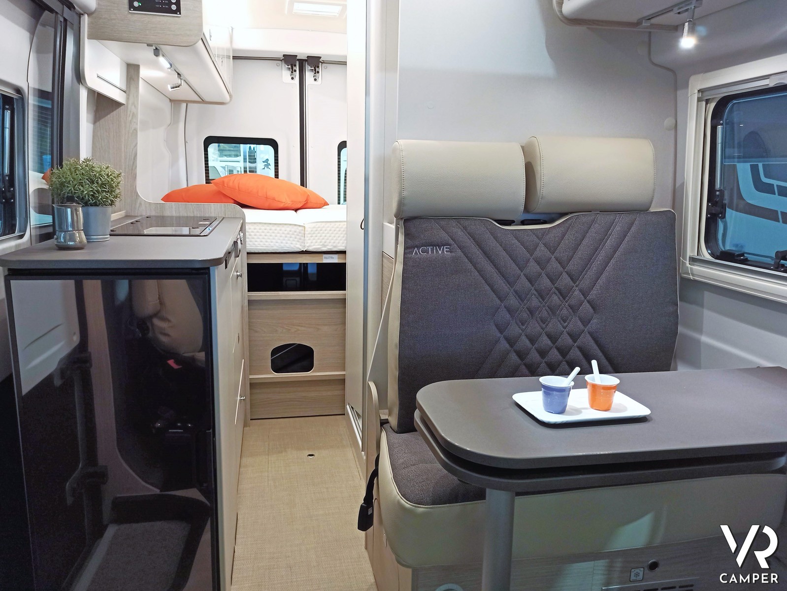 Burstner Lyneo C 590: furgonato compatto fuori e spazioso all'interno.