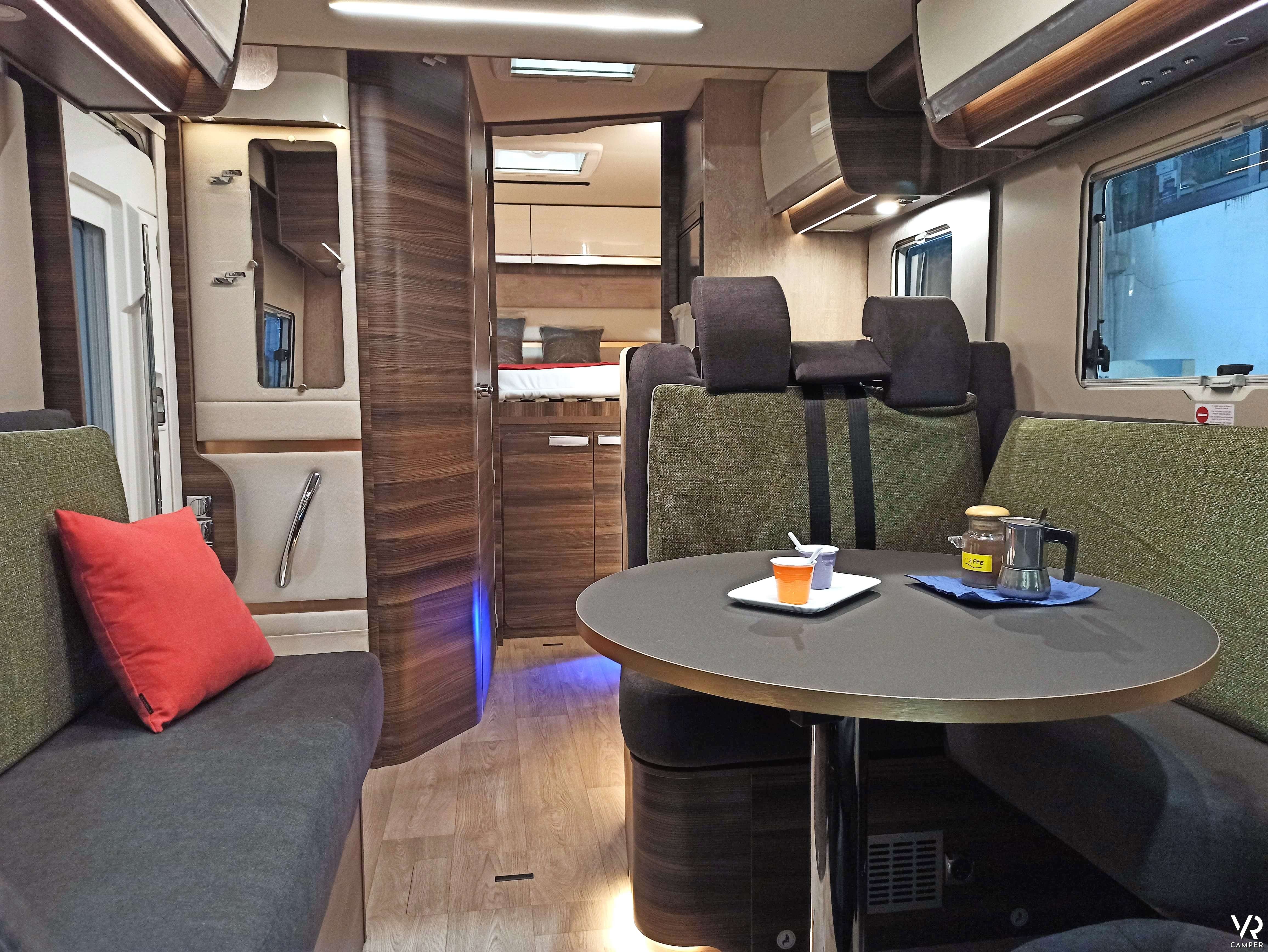 Laika Ecovip L 3010 - camper semintegrale con letto matrimoniale, vista degli interni